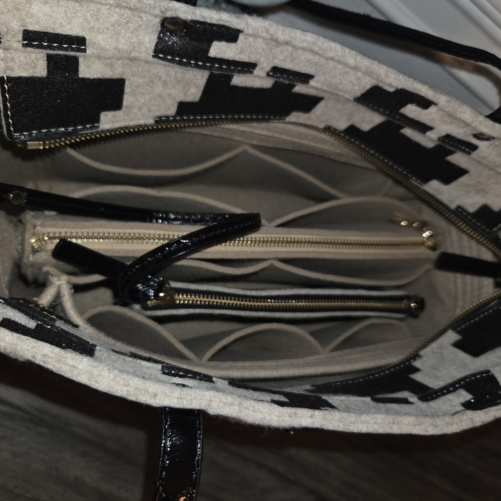 Kate Spade Limited Addition Black and Cream Tote with Storybook Pouch NWOT - Picture 3 of 11